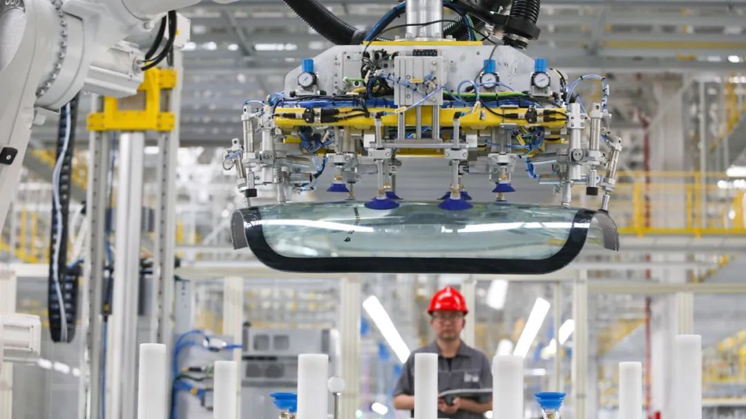 中國農(nóng)機(jī)智造新標(biāo)桿 解碼雷沃智慧農(nóng)業(yè)智能拖拉機(jī)制造基地的“超能力”